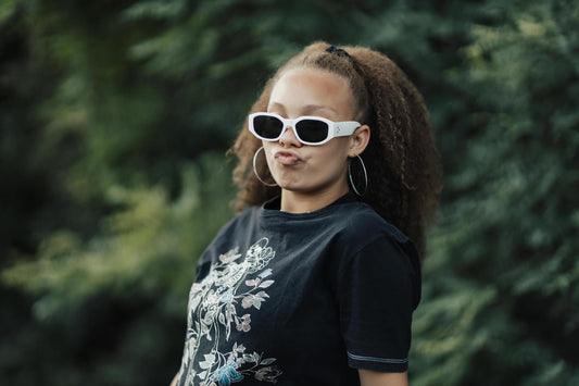 femme portant T-shirt et lunette blanche