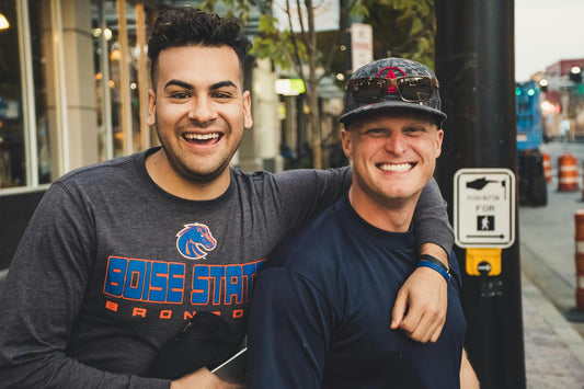 Deux amis qui rigolent ensembles