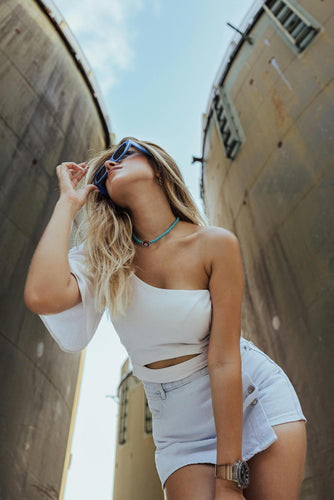 femme qui porte lunette et regarde a gauche