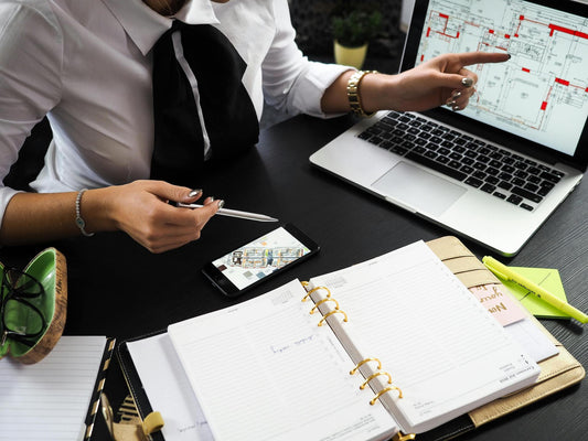 femme qui travaille sur un bureau