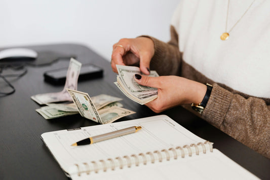 femme qui compte des billets 