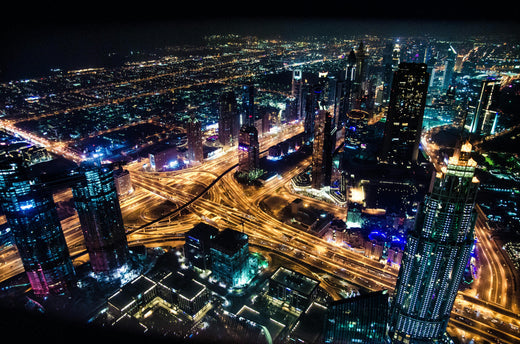 ville de dubai vu du ciel durant la nuit