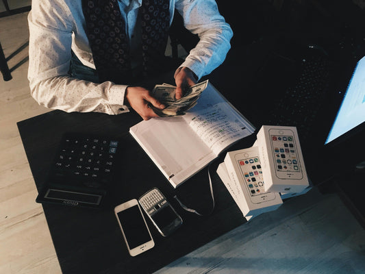 Homme qui fait ses comptes