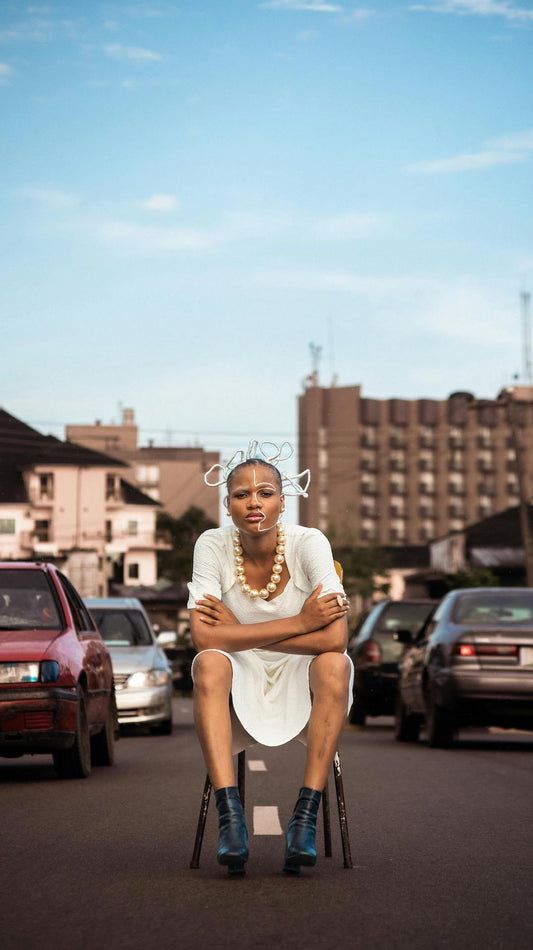femme assise dans la rue avec un style original 