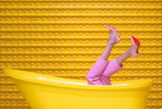 femme dans une baignoire jaune