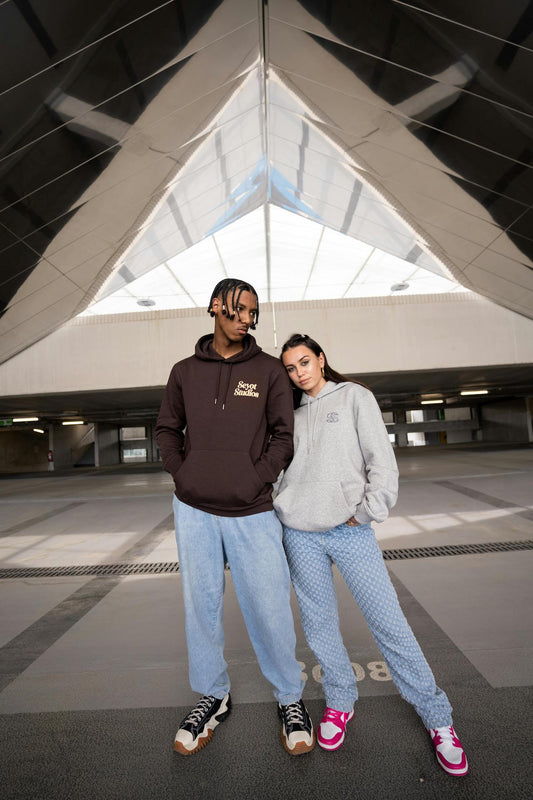 deux personnes qui porte un Polo jeans basket