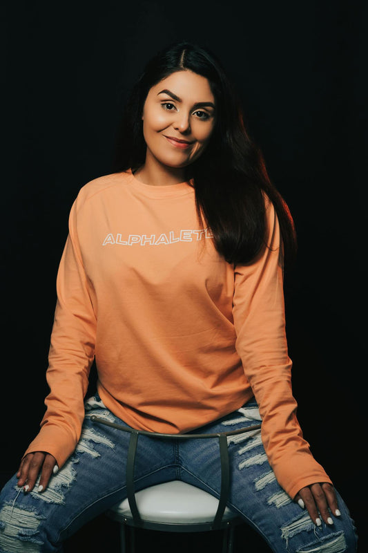 femme avec un  pull over