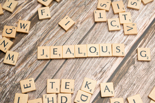 jeux de Scrabble avec écrit "jealous" sur une table