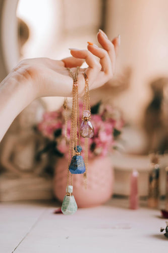 Main qui porte des pierres précieuses