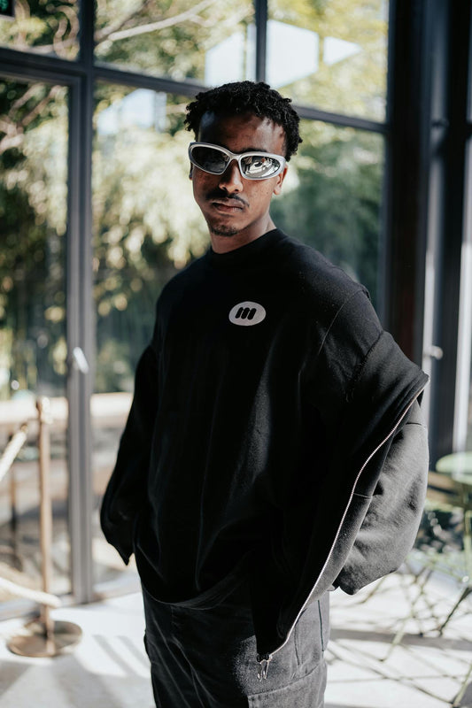 homme habillé en noir avec des lunettes stylé