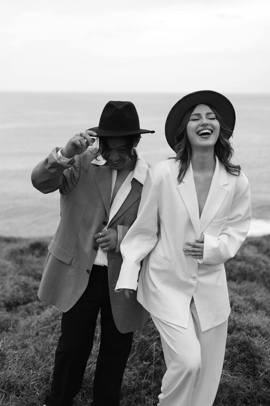 un couple qui rigole ensemble