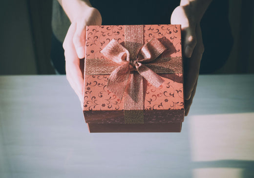 paquet cadeau avec un ruban doré