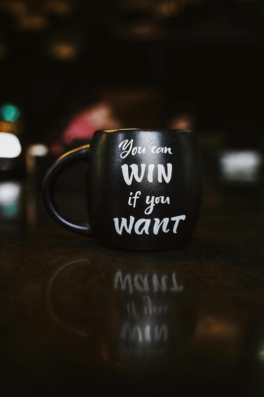verre noir ou c'est écrit "You can win if you want"