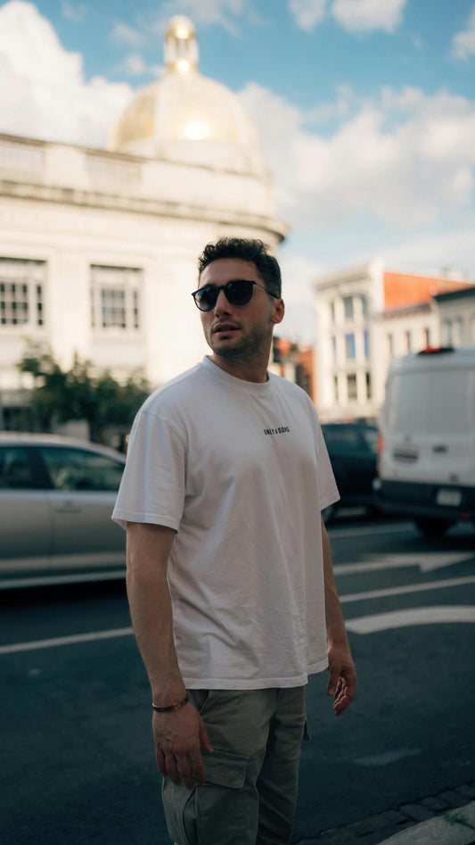 Homme avec T shirt blanc et lunette