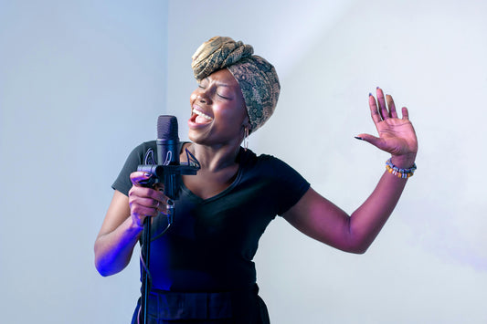 femme noire qui chante au micro