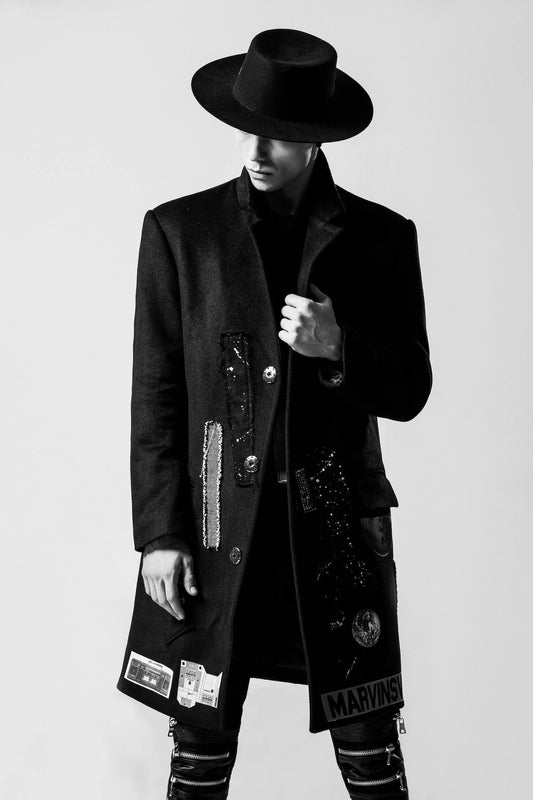homme habillé en noir stylé
