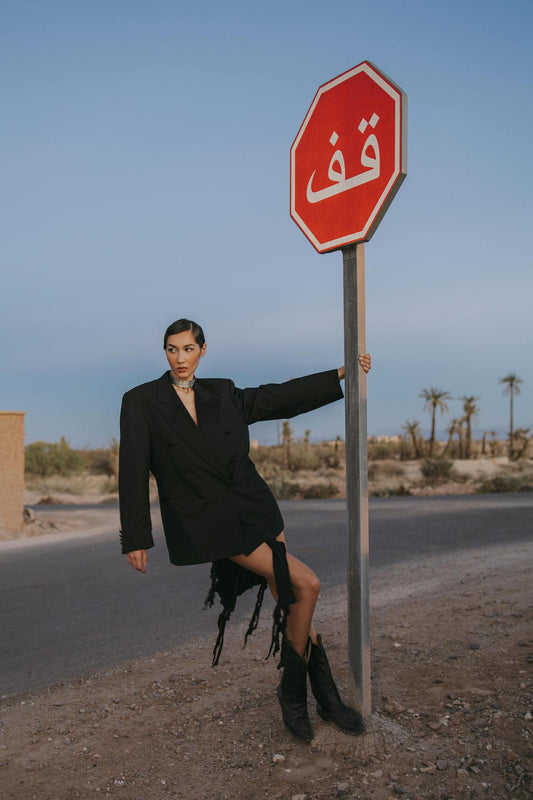 femme qui se tient devant un panneau stop