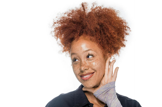 Femme rousse qui sourit 