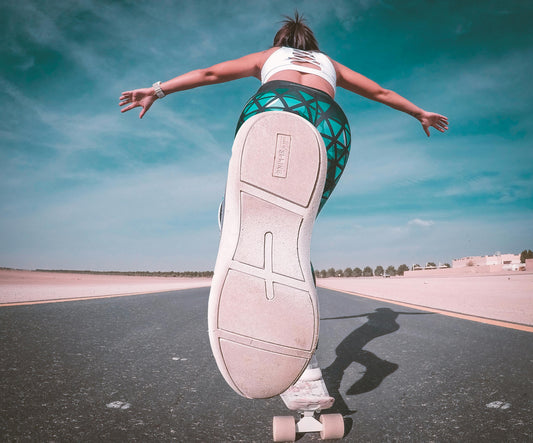 femme qui fait du skateboard 