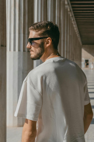 Homme qui regarde a gauche portant des lunettes
