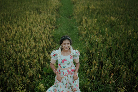 Femme qui court dans un champ