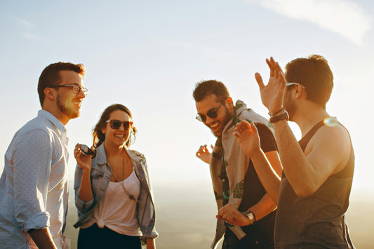Rire Sans Filtre : Pourquoi Ceux Qui S’en Fichent de l’Opinion des Autres Ont Tout Gagné