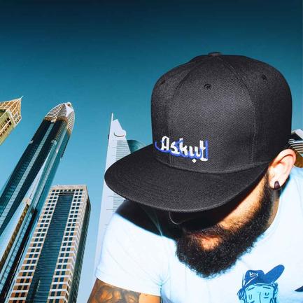 homme tete baissé porte casquette Ayoun Askut