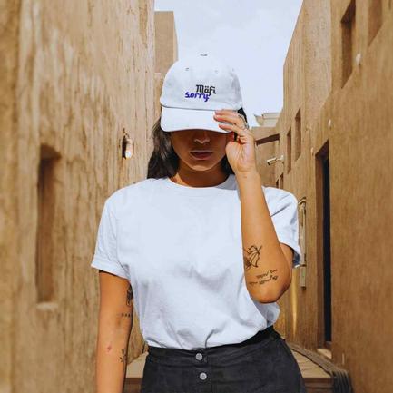 Femme avec casquette Ayoun rue de Dubai