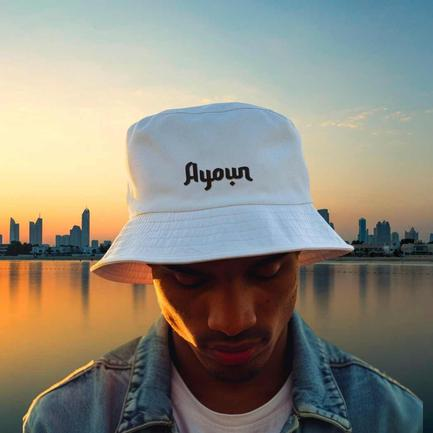 Homme avec Bob Ayoun devant coucher de soleil