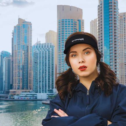 casquette visiere Ayoun no comment porte par une femme a