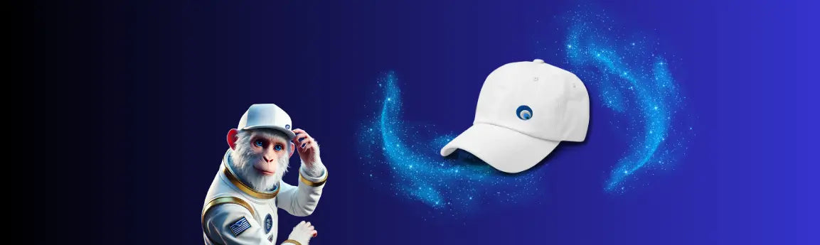 Bannière Ayoun avec singe astronaute albinos portant casquette blanche contre le mauvais œil sur fond bleu étoilé.